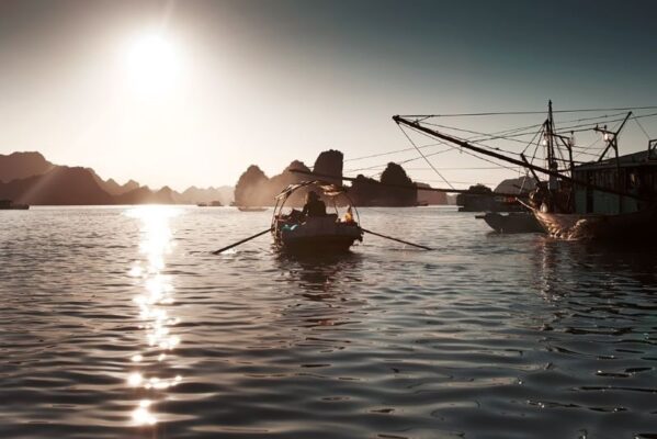 Cuộc sống ngư dân Làng Chài Cửa Vạn