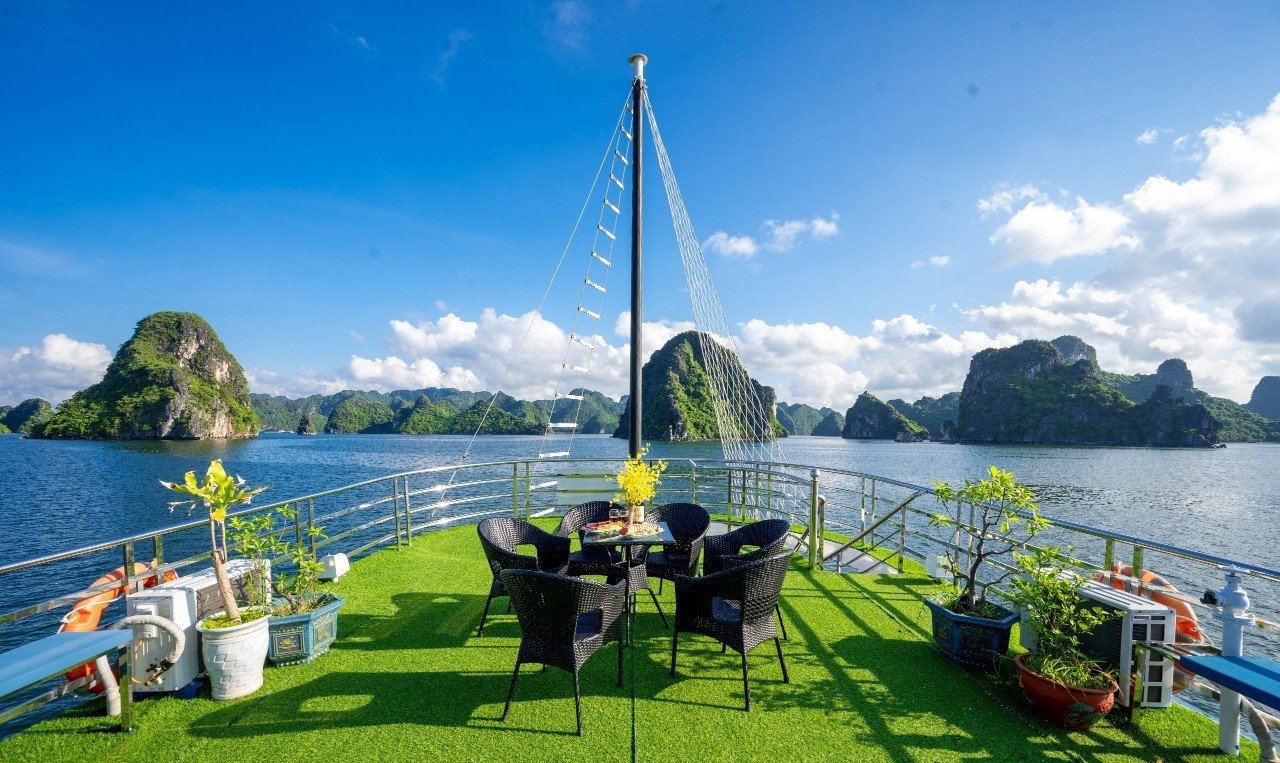 Du thuyền Wego Halong 2 Du thuyền Wego Hạ Long - sundeck