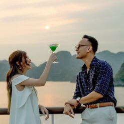 Trang chủ 12 Một cặp đôi cạn ly dưới ánh hoàng hôn trên du thuyền Aspira