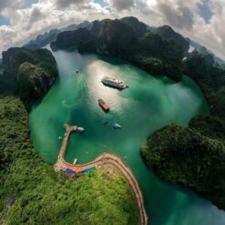 Trang chủ 28 Ảnh chụp từ trên cao vịnh nước xanh ngọc bích với những con thuyền và bao quanh là núi non hùng vĩ.