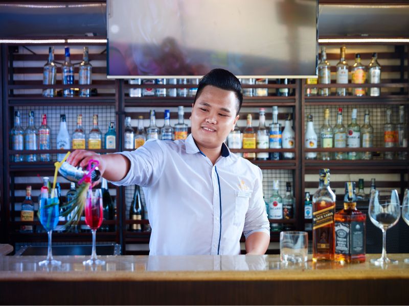 Bức ảnh của một bartender đang chuẩn bị đồ uống màu sắc trên du thuyền Alisa Premier