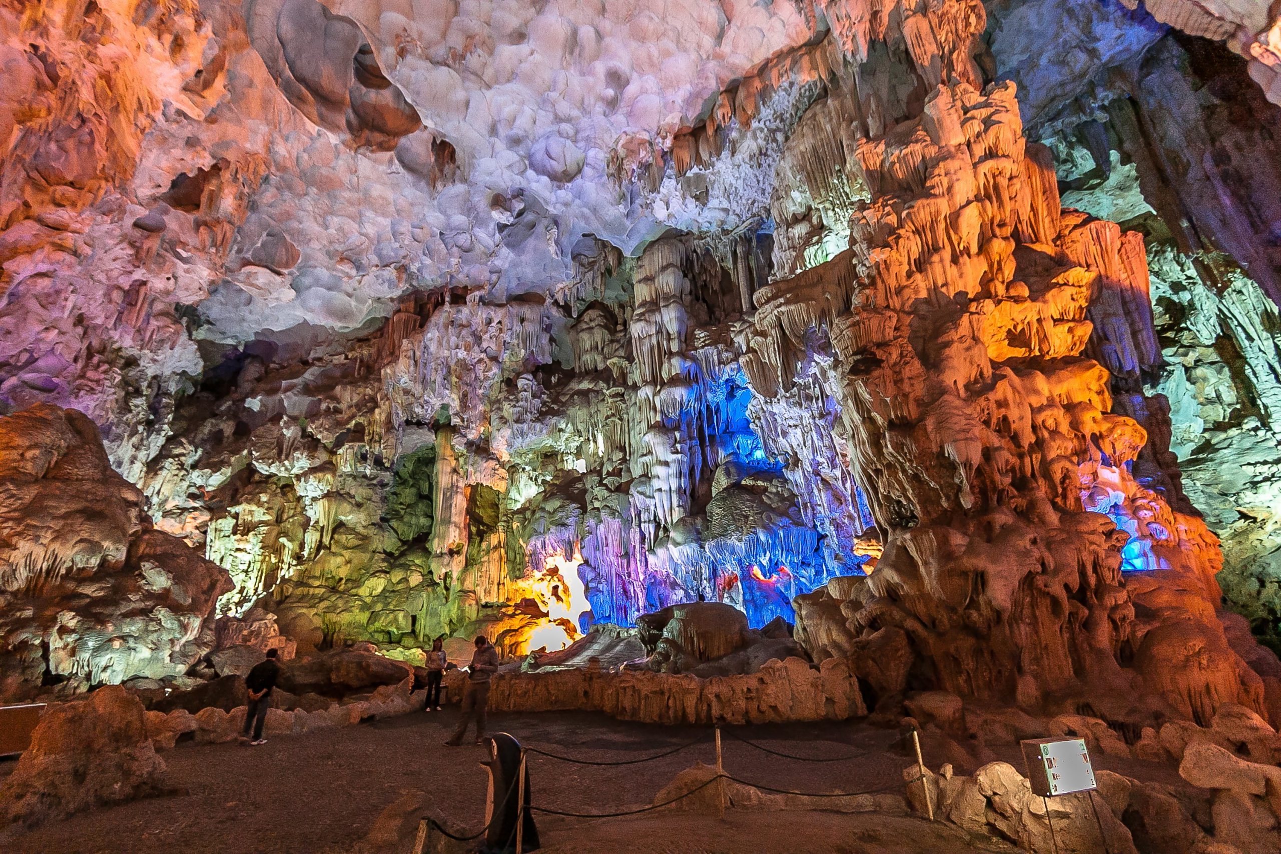 Hang Sửng Sốt Hạ Long – Kiệt tác thiên nhiên kỳ vĩ giữa lòng di sản 2 Sung Sot Cave 1 scaled 1