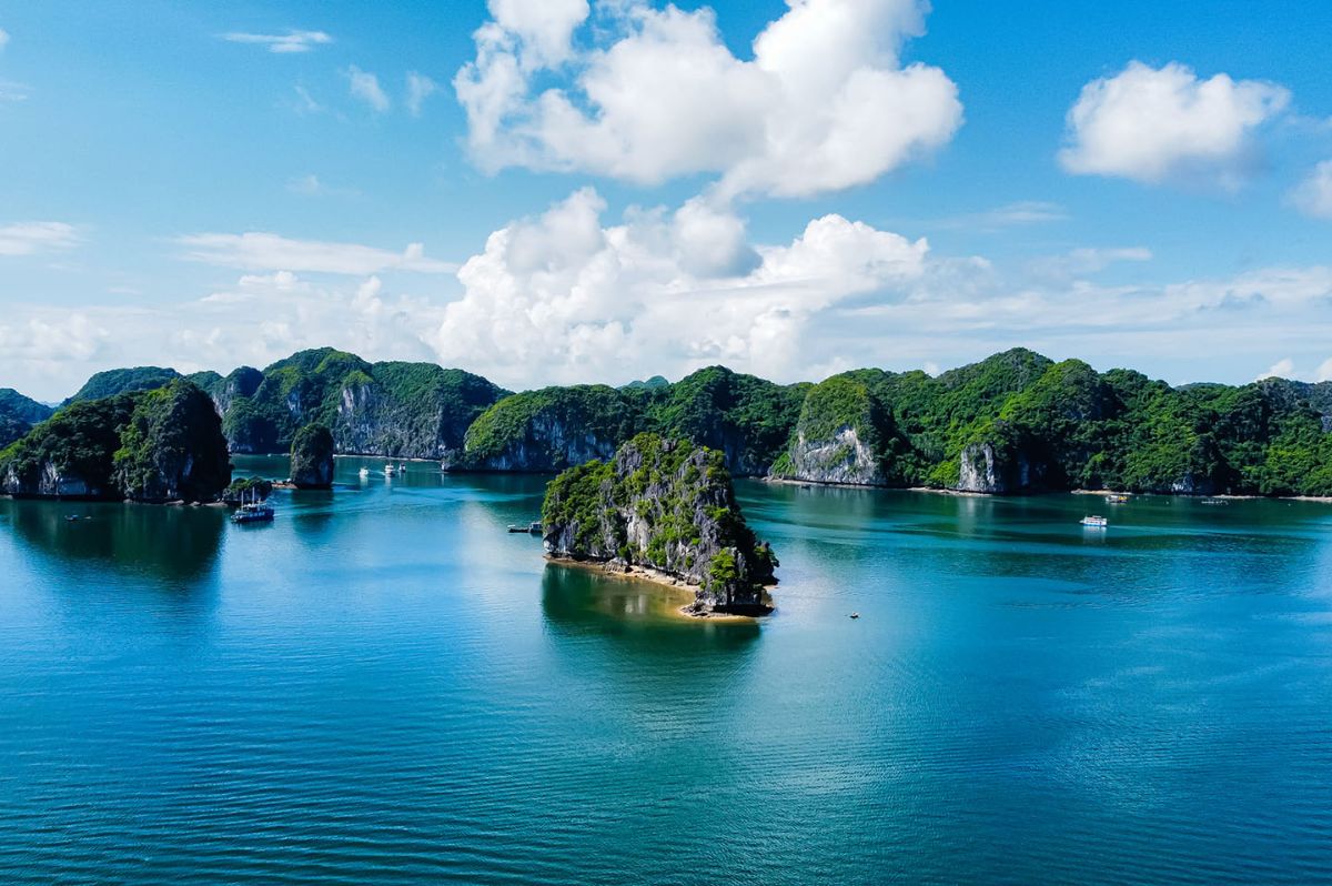 Vịnh Lan Hạ – Thiên đường biển đảo nguyên sơ của Hải Phòng 1 vinh lan ha 3